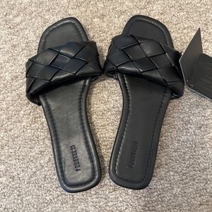 Women’s flat slip on sandals